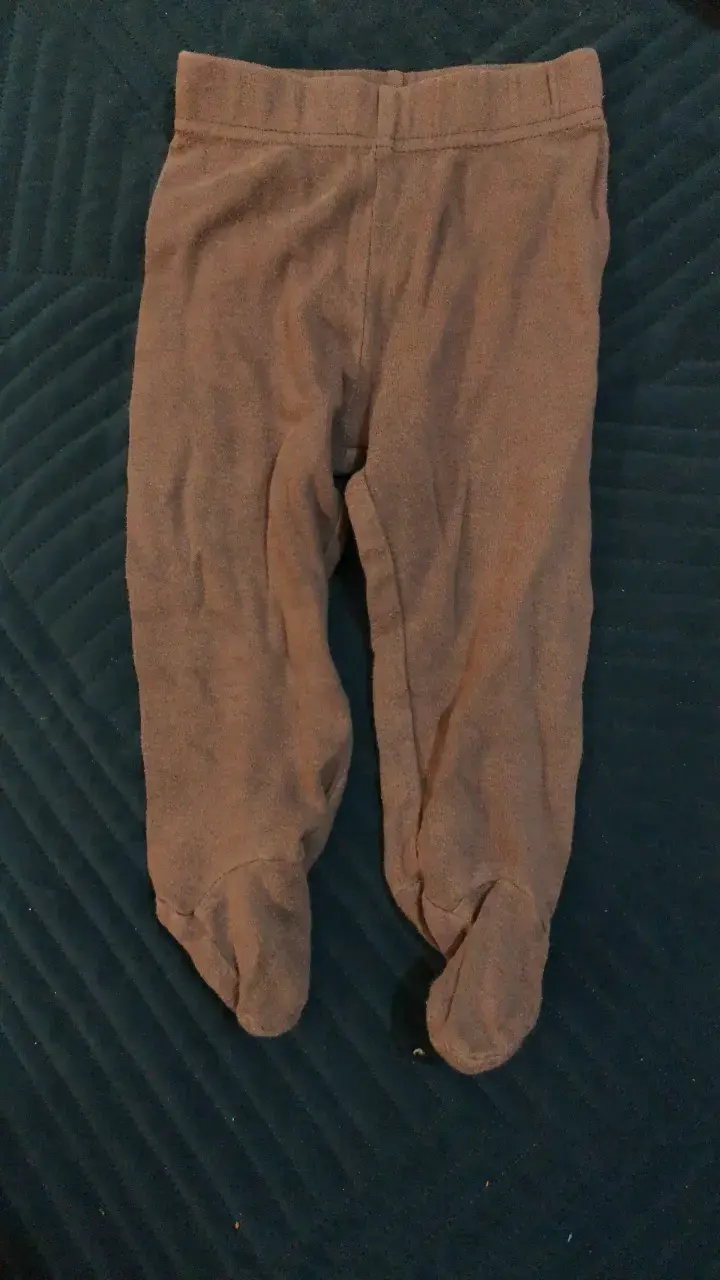 Pantalones de bebé color marrón con pies