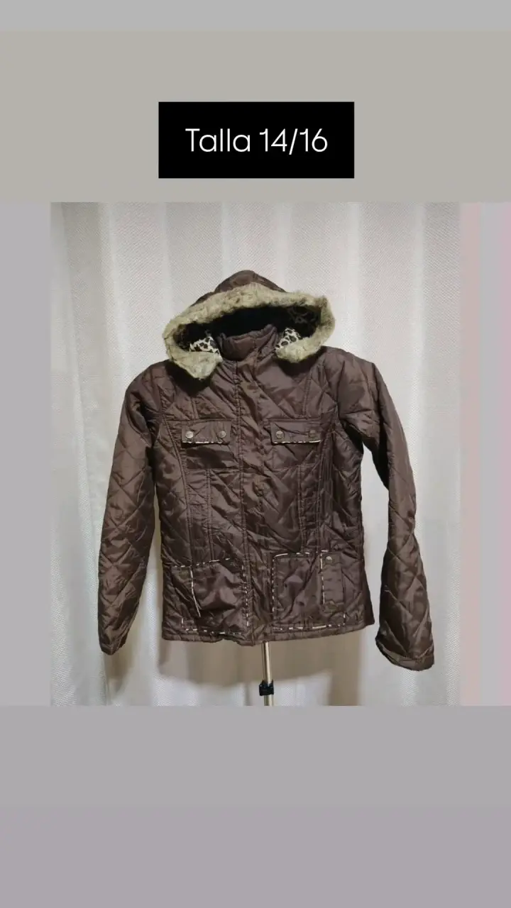 Chaqueta marrón con capucha