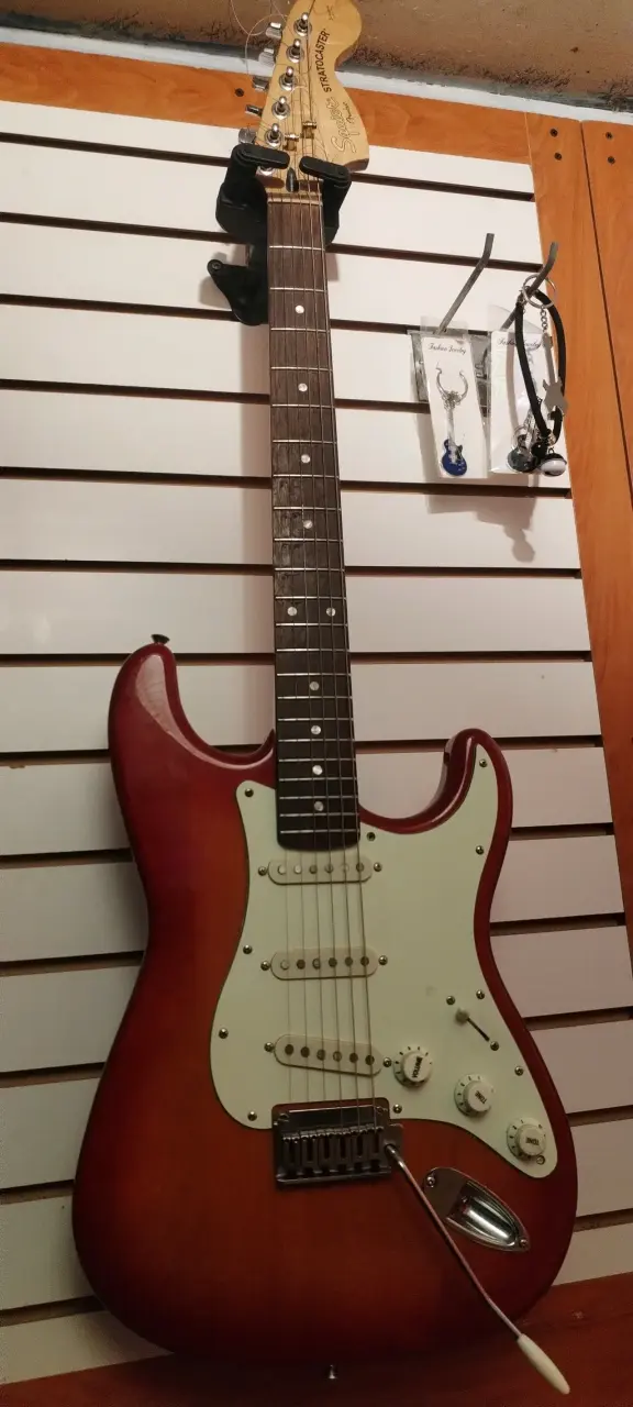 Guitarra Eléctrica Squier Stratocaster Roja - 1