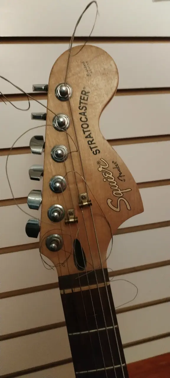 Guitarra Eléctrica Squier Stratocaster Roja - 3
