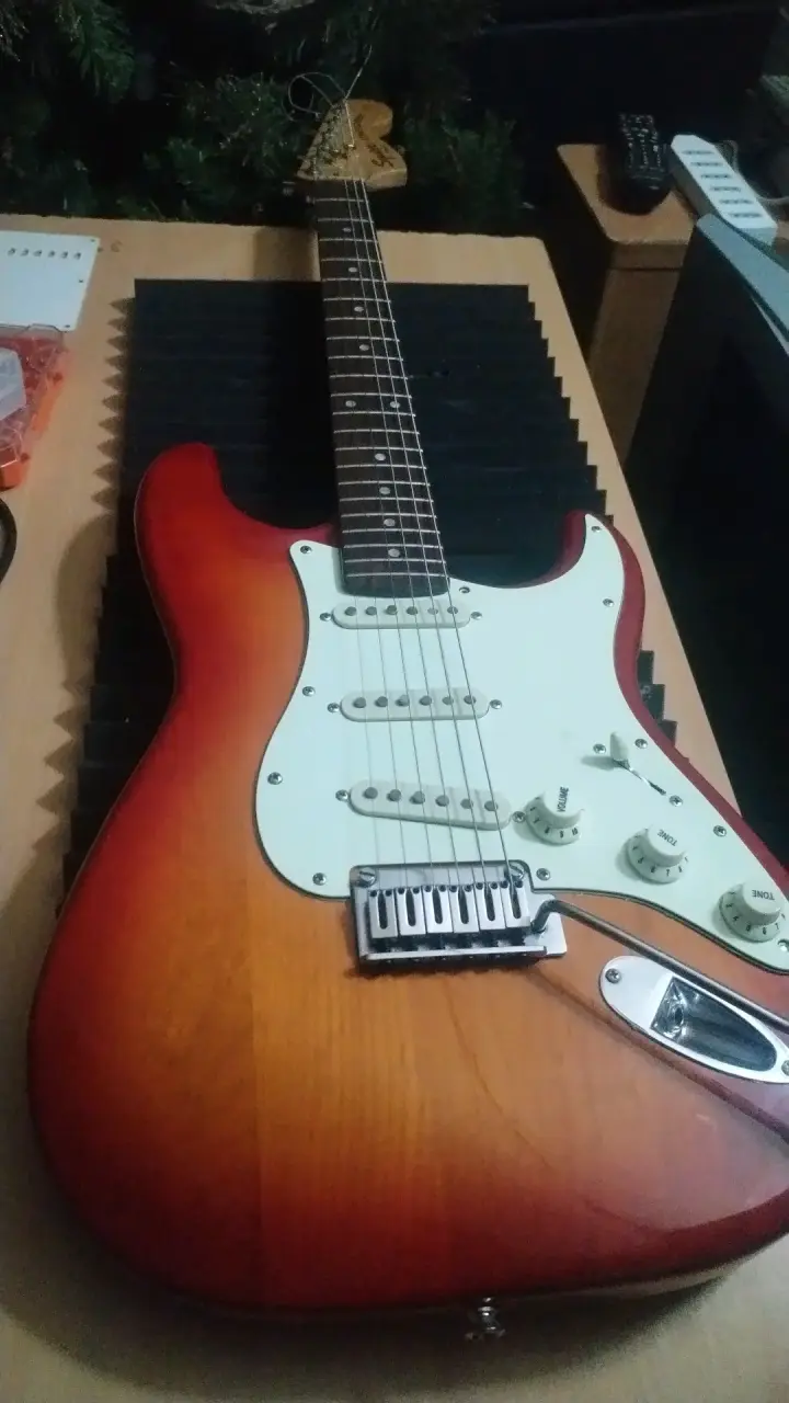 Guitarra Eléctrica Squier Stratocaster Roja - 4