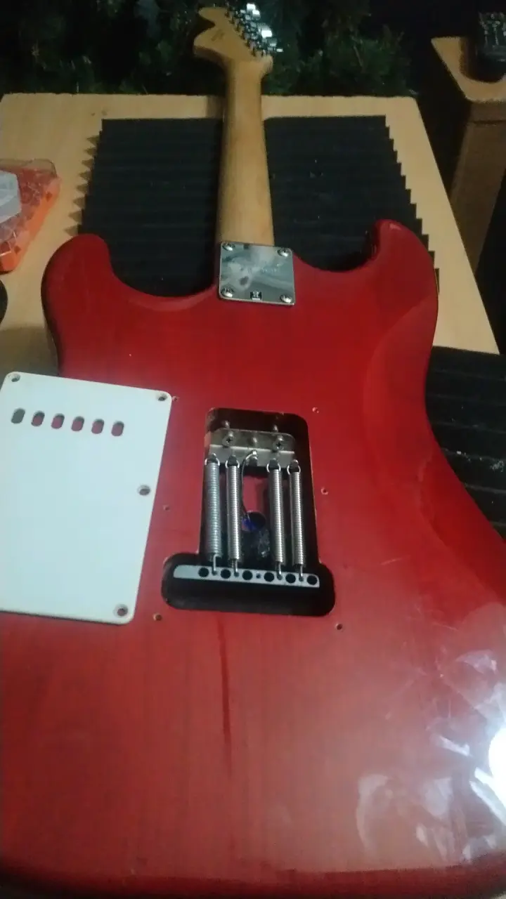 Guitarra Eléctrica Squier Stratocaster Roja - 5