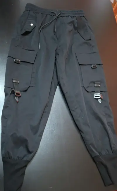 Pantalón cargo negro con bolsillos laterales - miniatura 1