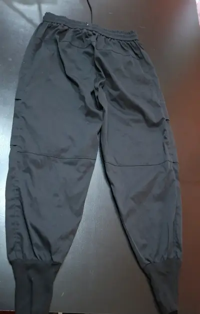 Pantalón cargo negro con bolsillos laterales - miniatura 2