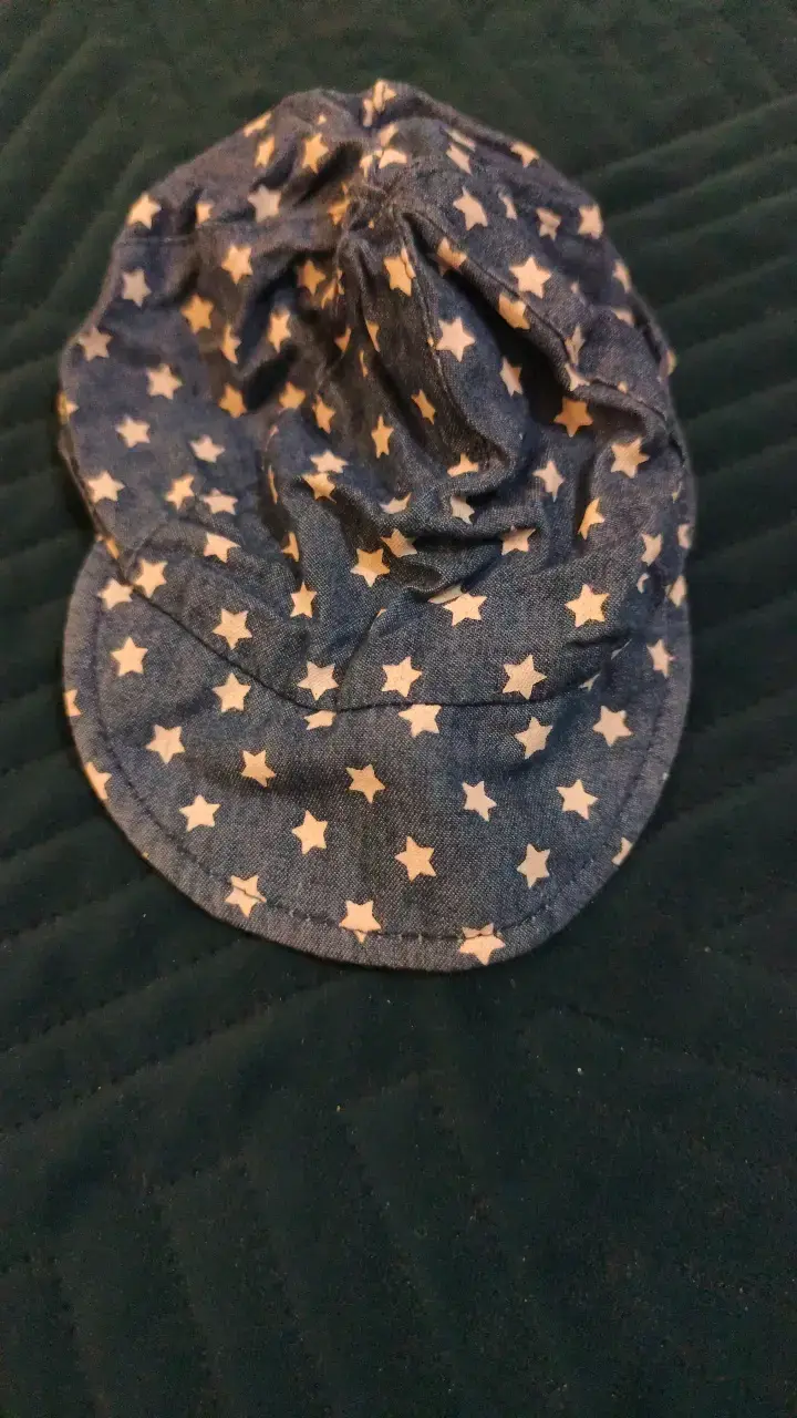 Gorro de bebé azul con estrellas