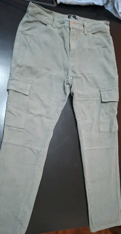 Pantalones cargo verde oliva para hombre - miniatura 1