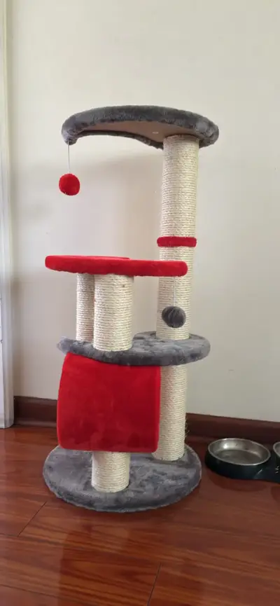 Árbol rascador para gatos con plataformas y juguetes - miniatura 1