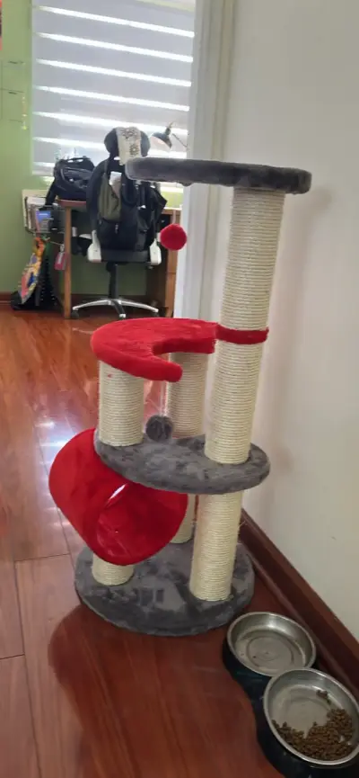 Árbol rascador para gatos con plataformas y juguetes - miniatura 3