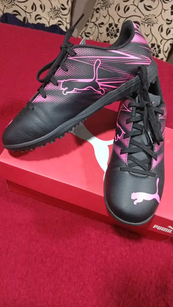 Zapatillas de fútbol Puma negras y rosas - 1