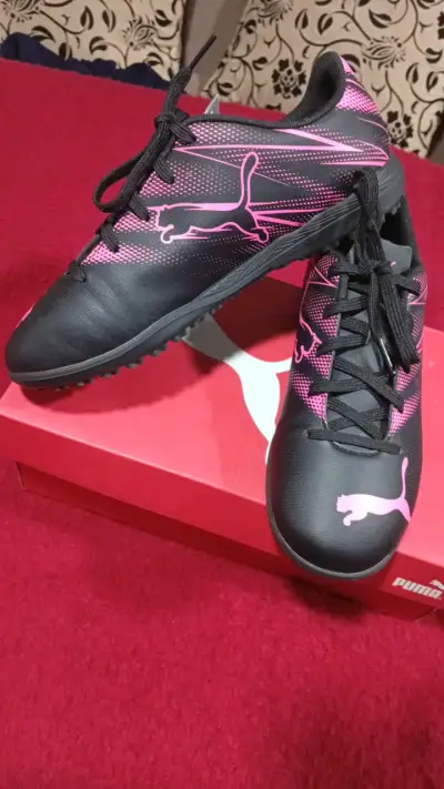 Zapatillas de fútbol Puma negras y rosas - miniatura 1