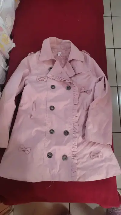 Abrigo rosado para niña con botones decorativos - miniatura 1