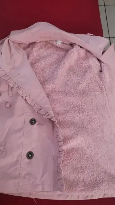 Abrigo rosado para niña con botones decorativos - miniatura 2