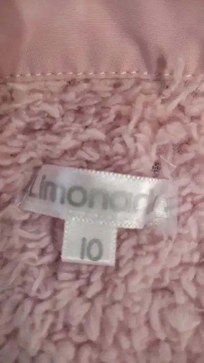 Abrigo rosado para niña con botones decorativos - miniatura 3