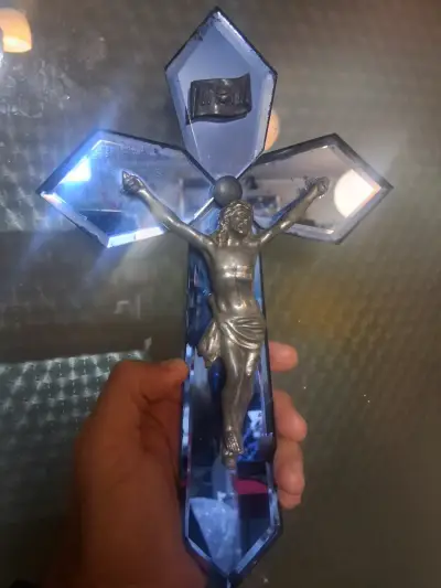 Cruz decorativa de cristal azul biselado  Cristo - miniatura 1