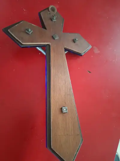 Cruz decorativa de cristal azul biselado  Cristo - miniatura 5
