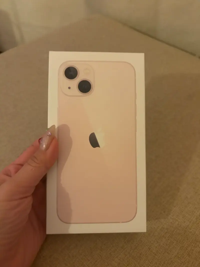 iPhone 13 en color rosa con caja original - 1