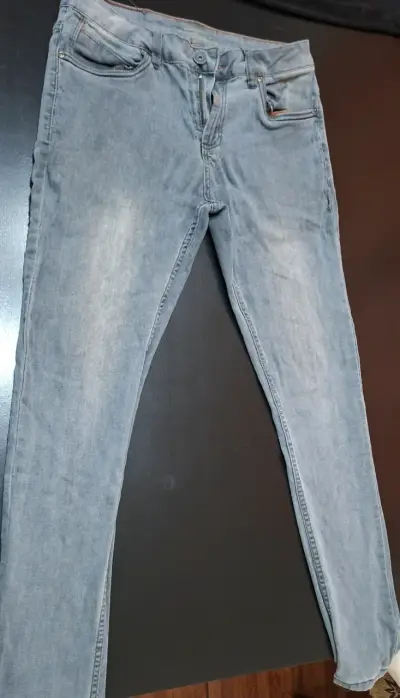Jeans de mezclilla azul claro para hombre - miniatura 1