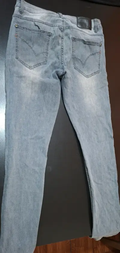 Jeans de mezclilla azul claro para hombre - miniatura 2