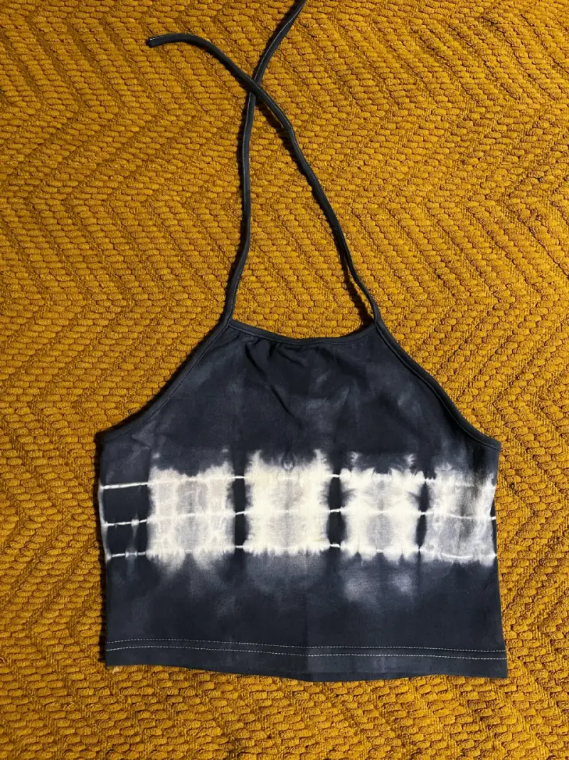 Top halter tie-dye azul para mujer y vest negro