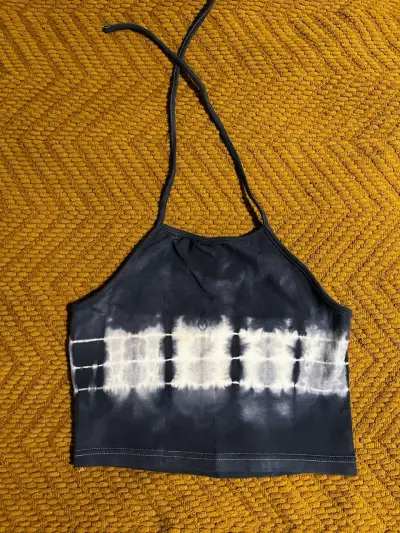 Top halter tie-dye azul para mujer y vest negro - miniatura 1
