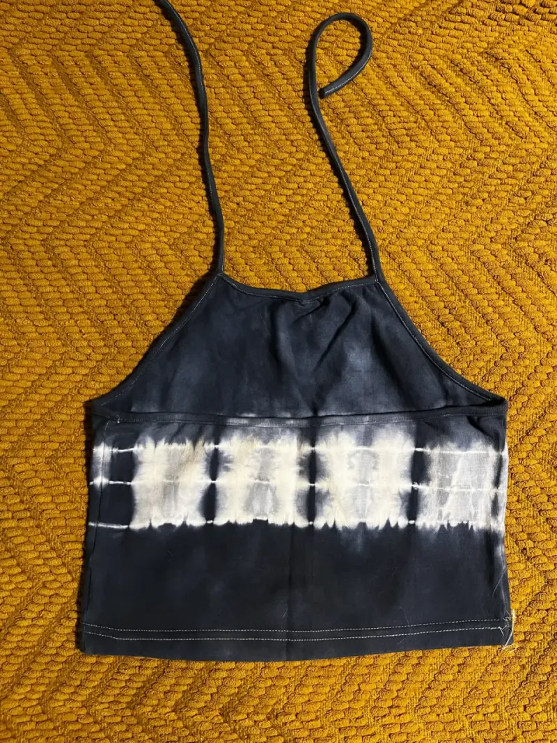 Top halter tie-dye azul para mujer y vest negro - 2