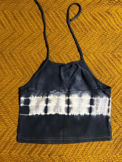 Top halter tie-dye azul para mujer y vest negro - miniatura 2