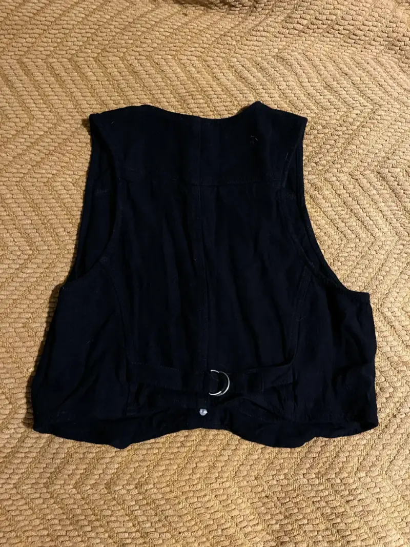 Top halter tie-dye azul para mujer y vest negro - 4