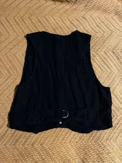 Top halter tie-dye azul para mujer y vest negro - miniatura 4