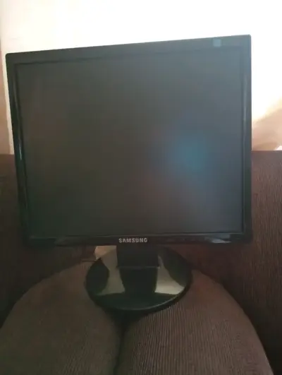 Monitor Samsung de 19 pulgadas en buen estado - miniatura 1