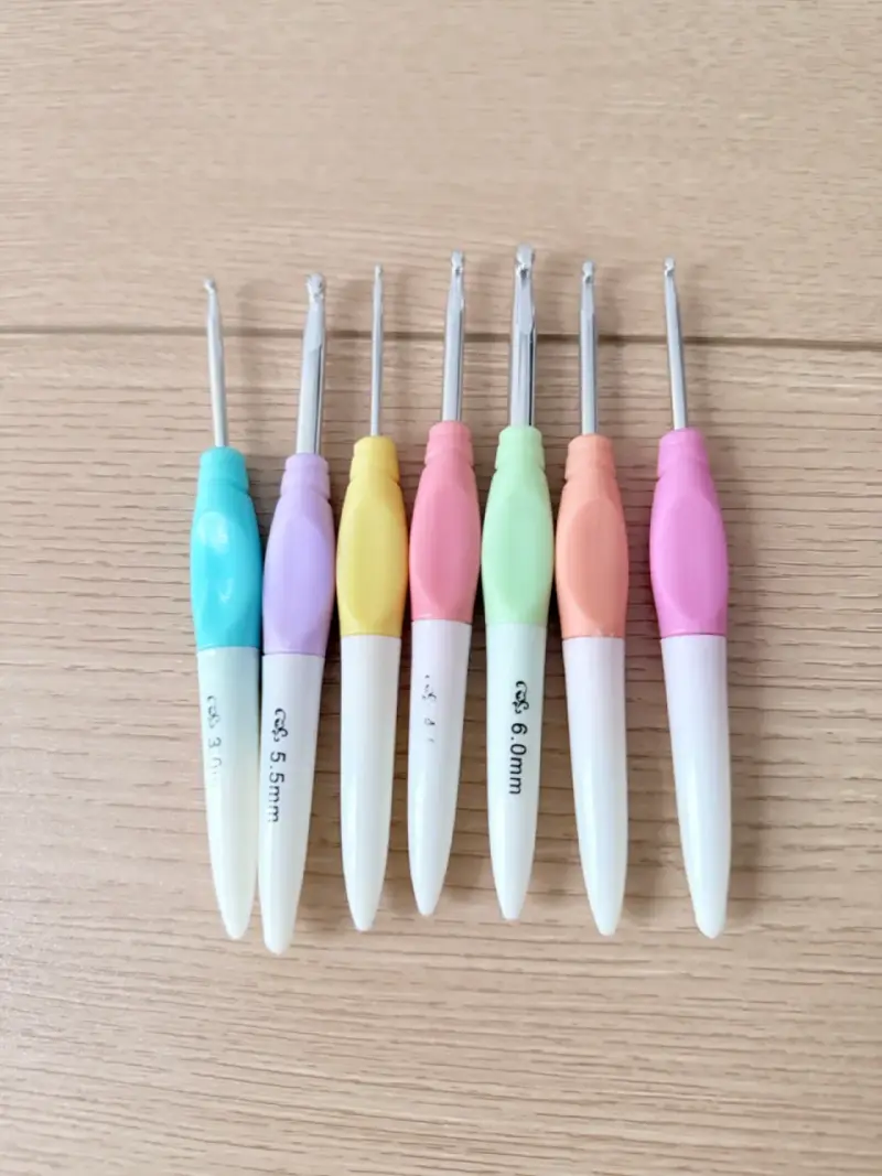 Set de ganchillos ergonómicos de colores - 1