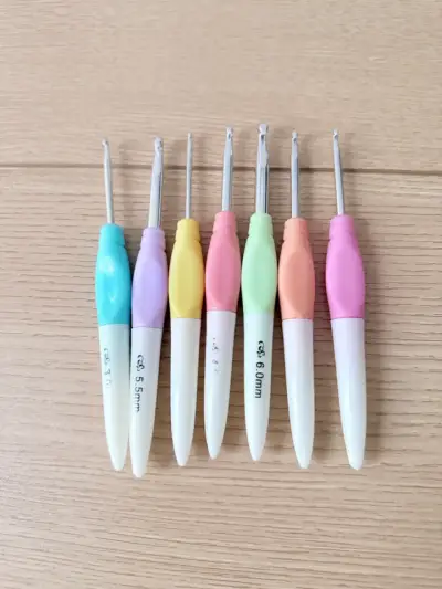 Set de ganchillos ergonómicos de colores - miniatura 1