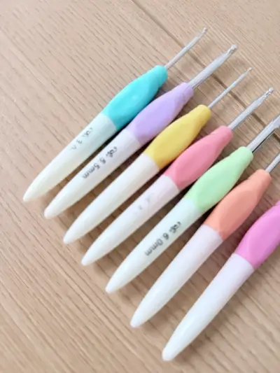 Set de ganchillos ergonómicos de colores - miniatura 3