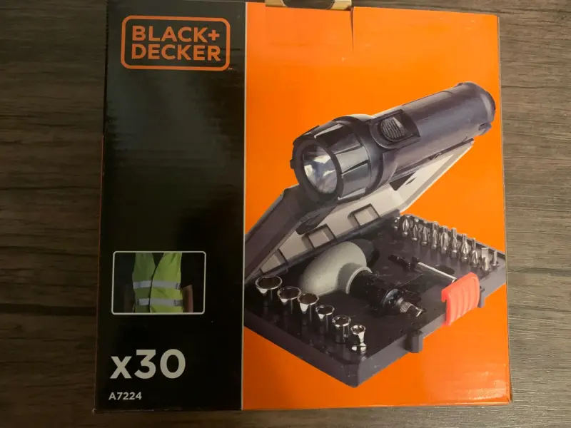 Set de herramientas Black+Decker con linterna y 30 piezas