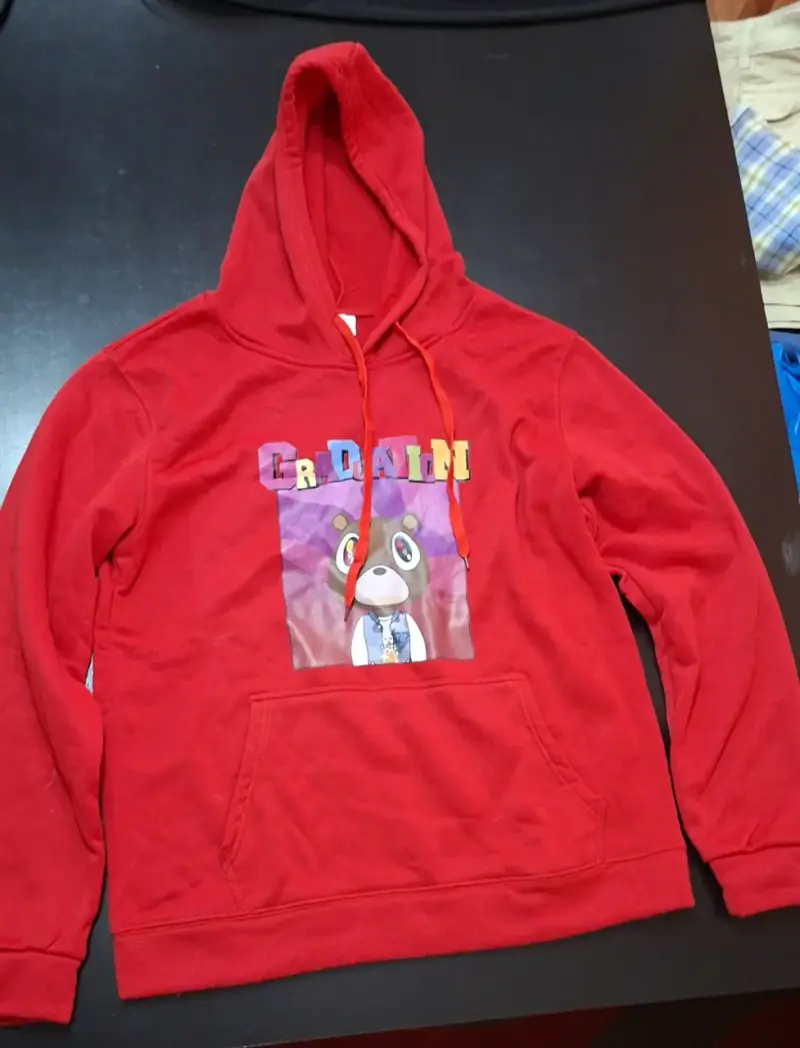 Polerón con capucha rojo de Kanye West