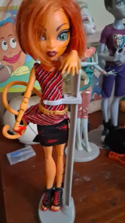 Muñeca Monster High Clawdeen Wolf con soporte - miniatura 1