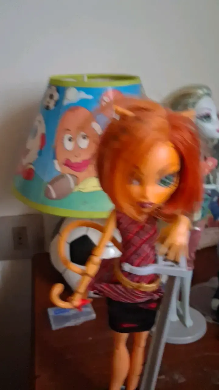 Muñeca Monster High Clawdeen Wolf con soporte - 2