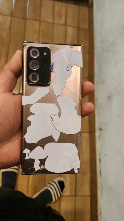 Smartphone con cámara triple y pantalla dañada - miniatura 1