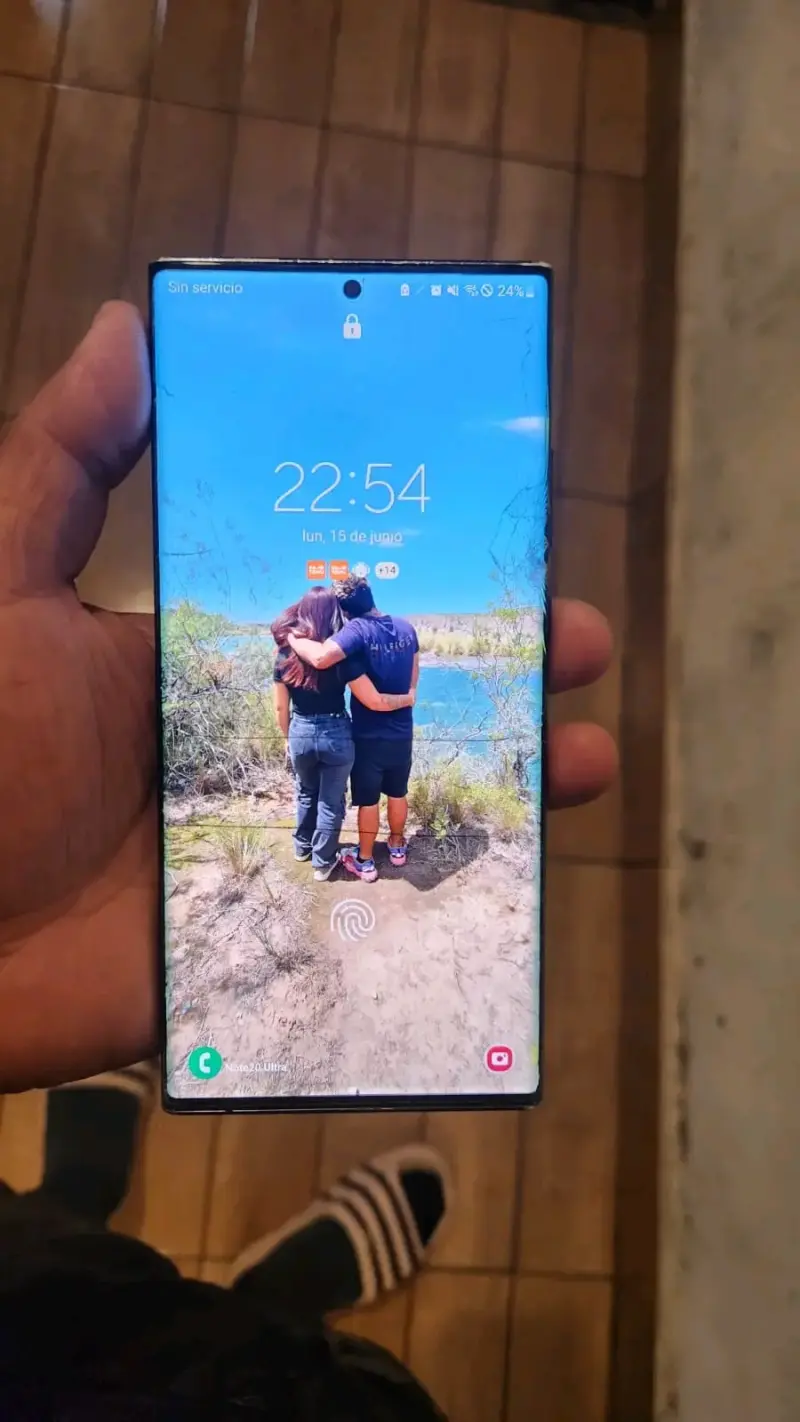 Smartphone con cámara triple y pantalla dañada - 2