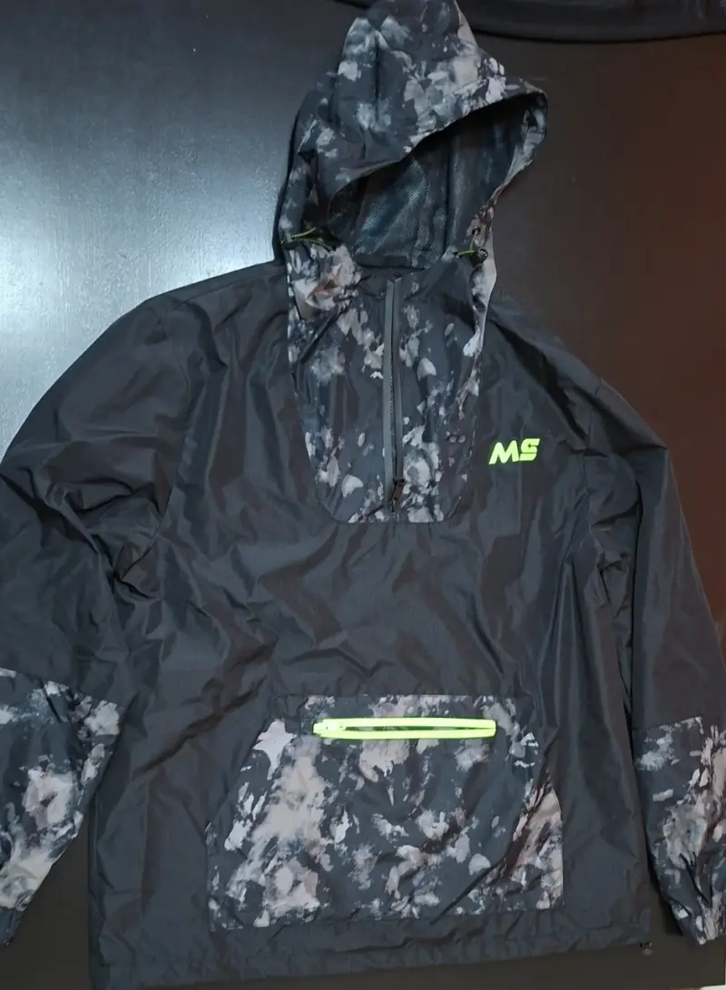 Cortaviento impermeable con capucha camuflada