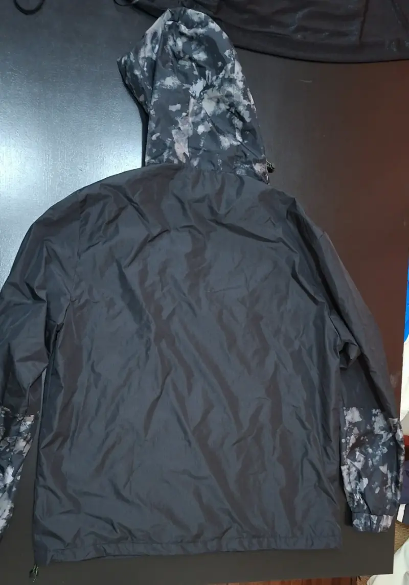 Cortaviento impermeable con capucha camuflada - 2