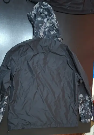 Cortaviento impermeable con capucha camuflada - miniatura 2