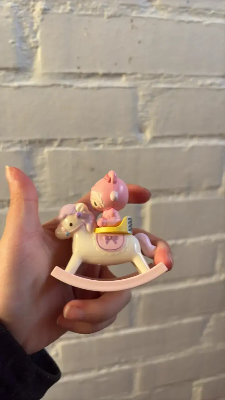 Figura decorativa de osito en caballito mecedor