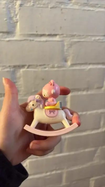 Figura decorativa de osito en caballito mecedor - miniatura 1