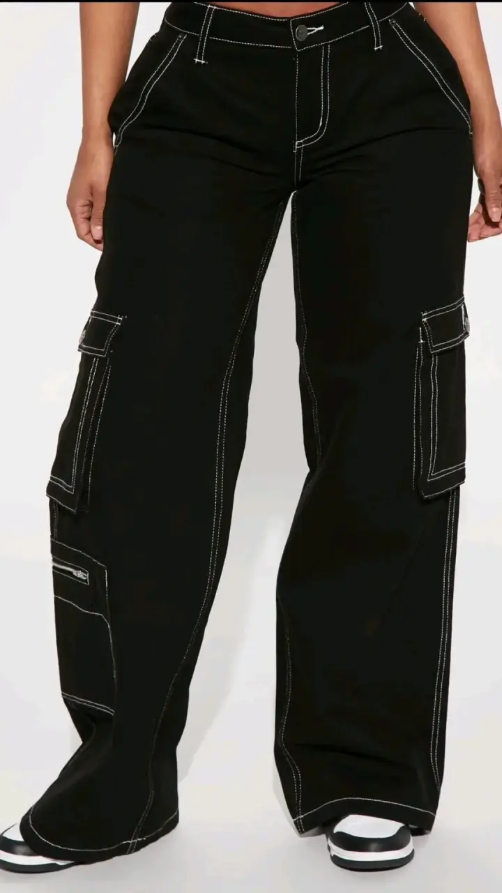 Pantalones cargo negros con costuras blancas - 1