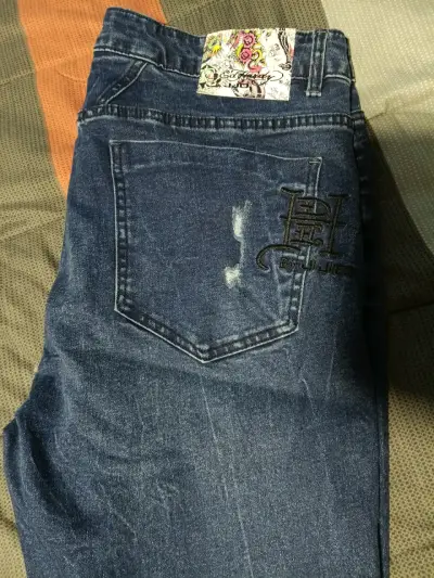 Jeans Ed Hardy para hombre con diseño desgastado - miniatura 2