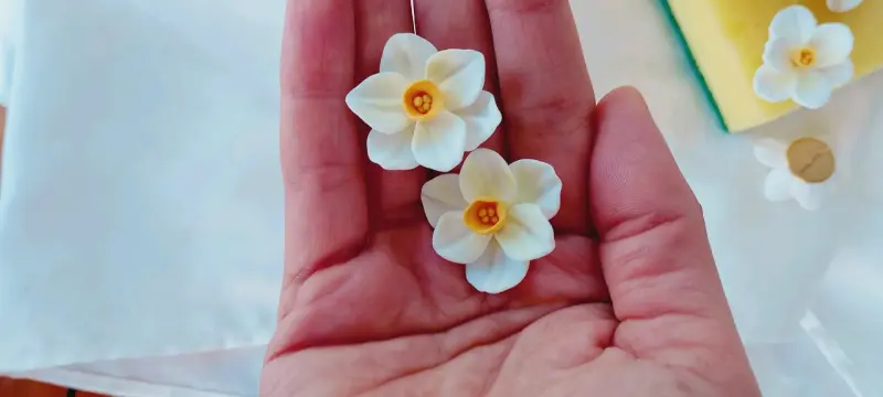 Pendientes de flores blancas artesanales - 1