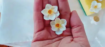 Pendientes de flores blancas artesanales - miniatura 1