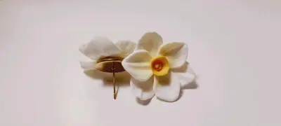 Pendientes de flores blancas artesanales - miniatura 2