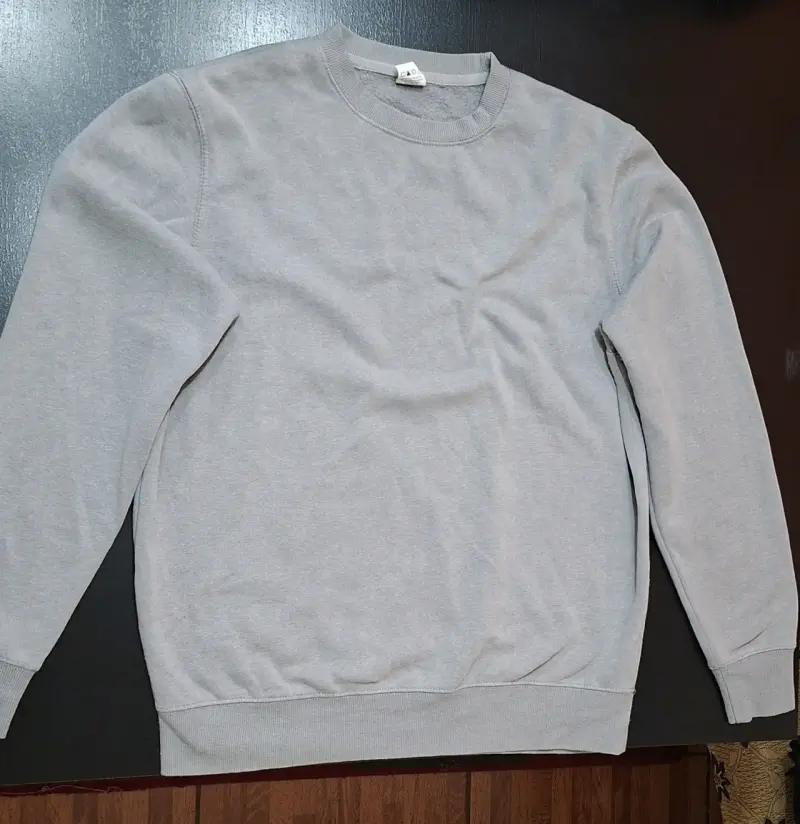 Polerón gris unisex de cuello redondo