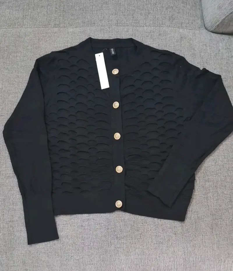 Cardigan negro con botones dorados y diseño texturizado - 1
